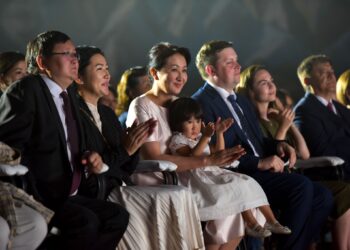 Айгүл Жапарова Чолпон-Атада «Ак куу көлү» балетин көрдү (сүрөт)