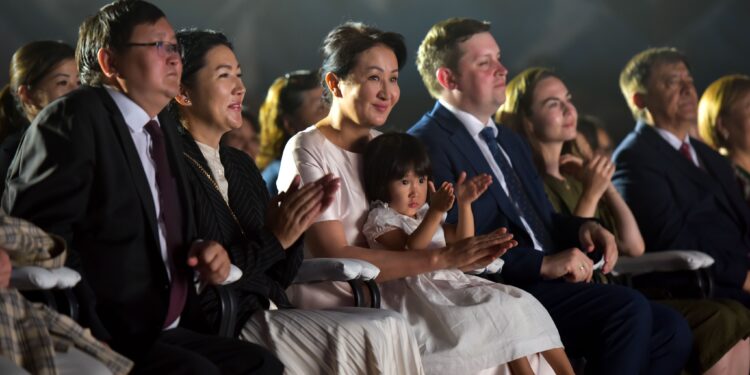 Айгүл Жапарова Чолпон-Атада «Ак куу көлү» балетин көрдү (сүрөт)