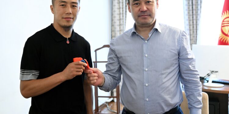 Президент боксчу Мунарбек Сейитбек уулуна 2 бөлмөлүү батир берди