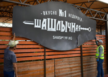 Бишкектеги «Шашлычная №1» кафеси буздурулууда. Мэрия себебин айтты