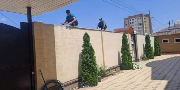 Транспорт министринин орун басарына тиешелүү үйдүн тосмосу алынды