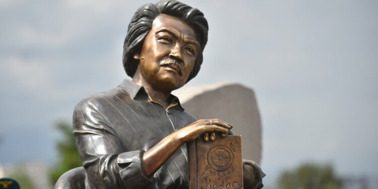 Кинорежиссер Болотбек Шамшиевдин эстелигинин ачылышы болду