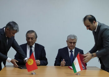 Кыргыз-тажик чек ара боюнча өкмөттүк делегациялардын жолугушуусу Баткенде өттү