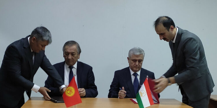 Кыргыз-тажик чек ара боюнча өкмөттүк делегациялардын жолугушуусу Баткенде өттү