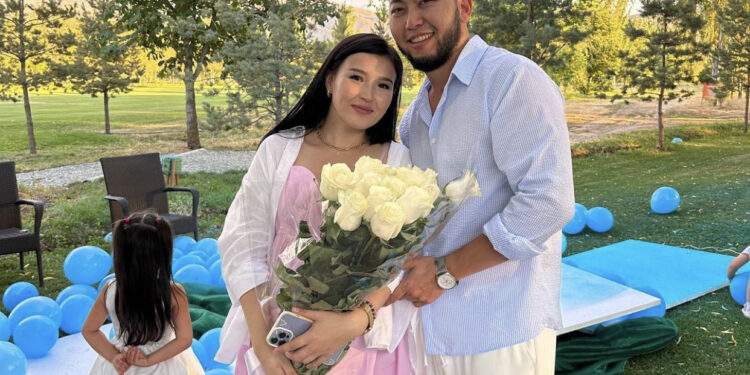 Ырчы Арсен менен жубайы уул күтүп жатышат