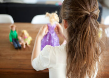 Сузакта куурчак ойноп жаткан кыздын көзүнө кайчы сайылып калган