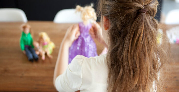 Сузакта куурчак ойноп жаткан кыздын көзүнө кайчы сайылып калган