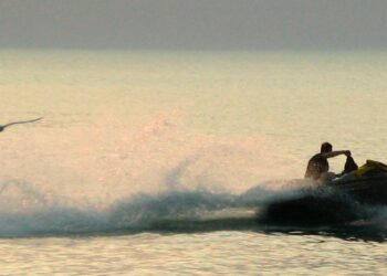 Чолпон-Атада скутер 3 адамды сүзүп кеткен. Алардын экөө ооруканада көз жумду