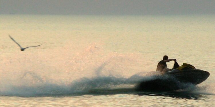 Чолпон-Атада скутер 3 адамды сүзүп кеткен. Алардын экөө ооруканада көз жумду