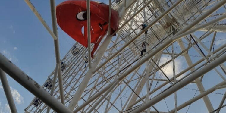 “Ден соолугуна зыян келген эмес”. Бостериде парашют менен аттракционго илинип калгандар түшүрүлдү