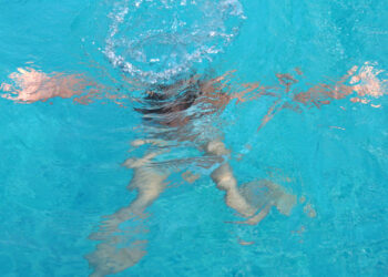 Жалал-Абадда 9 жаштагы бала бассейнге чөгүп каза болду. Атасы арыз жазуудан баш тартты