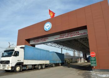 Кыргыз-казак чек арасында система иштебей калганына байланыштуу жүк ташуучу унаалар топтолуп калды