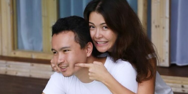 Казак актрисасы Асел Садвакасова турмушка чыкпай калуудан коркконун жазды