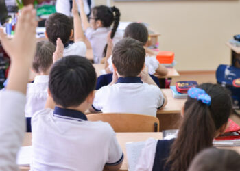 «Спорттук, пляждагы, үйдөгү кийим болбойт». Министрлик мектеп формасы боюнча эскертти