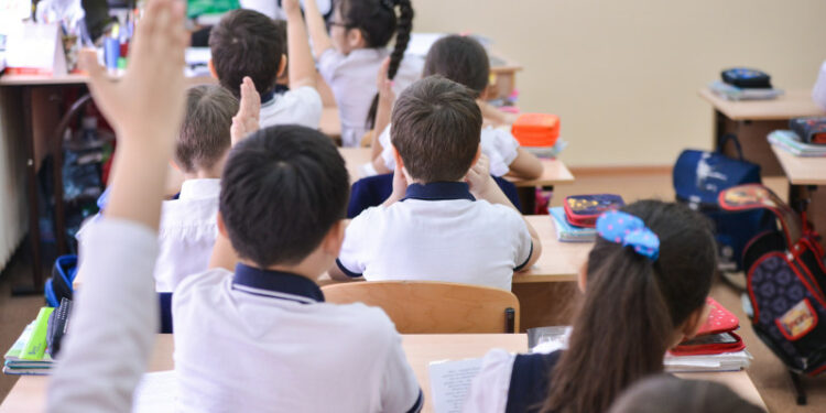 «Спорттук, пляждагы, үйдөгү кийим болбойт». Министрлик мектеп формасы боюнча  эскертти