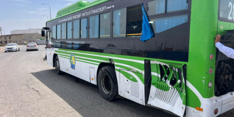 Казакстанда поезд менен жүргүнчүлөрү бар автобус сүзүштү