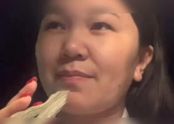 Орусияда кыргызстандык таксист кызга жүргүнчү чайга деп 60 миң рубль таштап кеткен (видео)