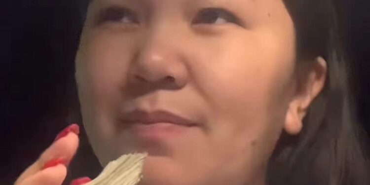 Орусияда кыргызстандык таксист кызга жүргүнчү чайга деп 60 миң рубль таштап кеткен (видео)