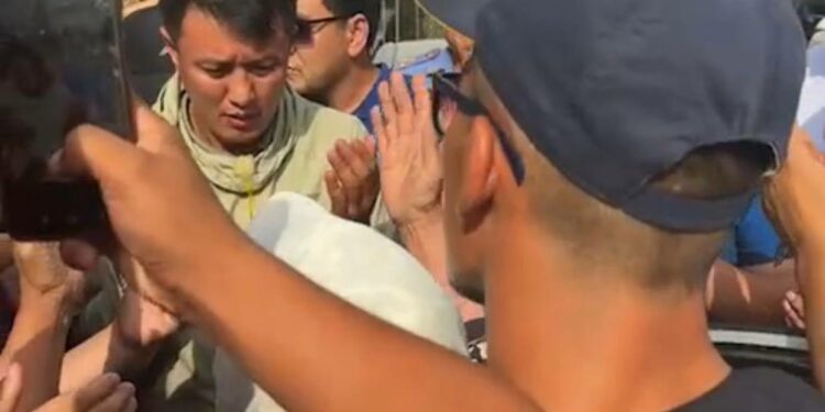 Блогер Улукбек Карыбек уулу эч жакка кетпөө тил каты менен сот залынан бошотулду