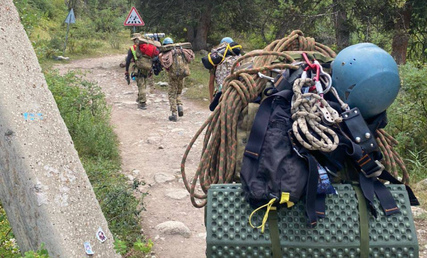«Байланышка чыкпай калган». Чет өлкөлүк жаран «Семенов» чокусунан изделип жатат