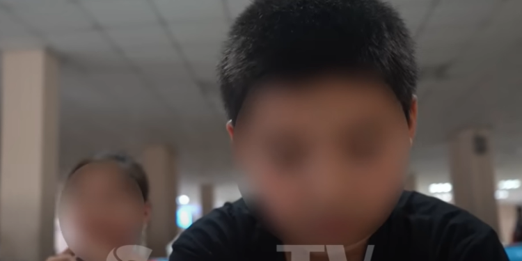 «Мага оюнчуктун кереги жок, үйүбүз болсо деп кыялданам» дейт энеси, бир туугандары менен автобекетте жашаган бала