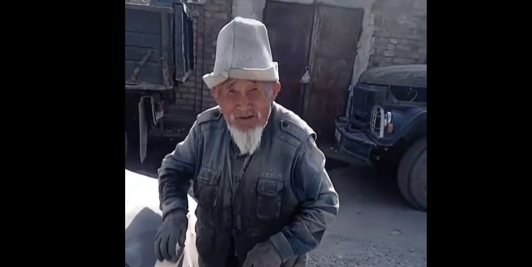 Бөтөлкө сатып, оорулуу уулун баккан карыянын видеосу тарады