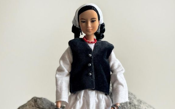 «Жамийла повестинин негизинде». Дизайнер Аида Сулова Барбинин кыргызча вариантын жасады