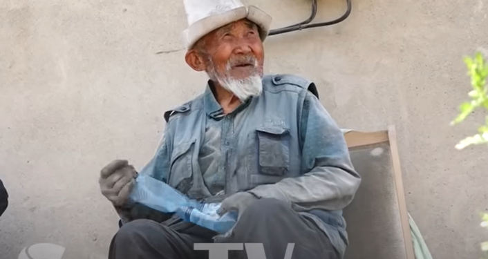 94 жаштагы карыя: «Бир жерге отура албайм. Бөтөлкө тергеним мага машыгуу болот»