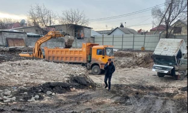 Бишкекте мыйзамсыз салынып жаткан үйдүн курулушу токтотулду