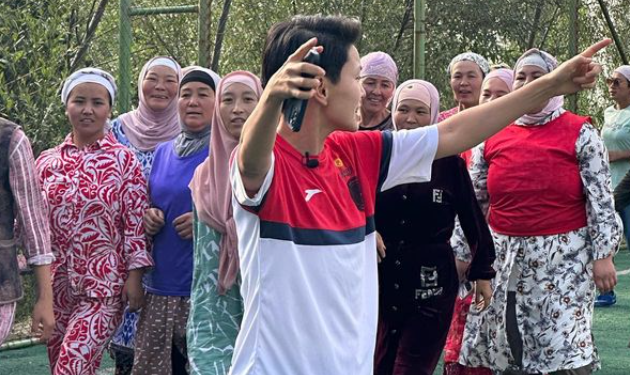 Айдана Оторбаева Баткендеги кыз-келиндерге футбол боюнча мастер-класс  өттү (видео)