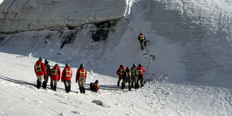 Жеңиш чокусунда дайынсыз жоголгон альпинисттердин тобун куткаруучулар издей башташты