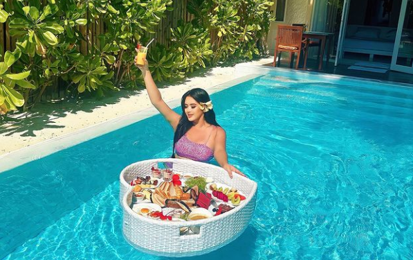 Күндүн ысыгында атактуулар кайсы жерде эс алып жүрүшөт?