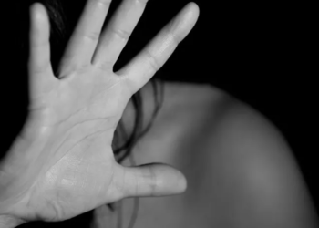 «Зордуктап, чуңкурга ыргытып кетти» деген аялдын окуясы. Соттон эмне үчүн шектүүнү үй камагына чыгарганын айтышты