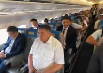 Садыр Жапаров менен Камчыбек Ташиев Жалал-Абадга кадимки рейс менен учкан (видео)