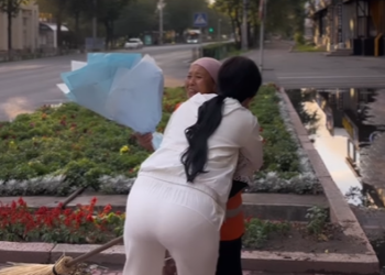 Ырчы Гүлназ Чыныбек кызы тазалыкчы айымдарга гүл берип, көңүлүн көтөрдү (видео)