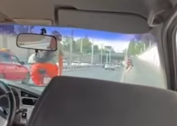 Бишкекте велосипед тээп бара жаткан жаранды сүзүп кеткен айдоочу кармалды (видео)