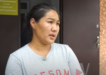 «Баламды башынан кармап, кыйкырып жаттым». Төрөлгөн ымыркайы полго түшүп кеткен эне ошол күндү эстеди