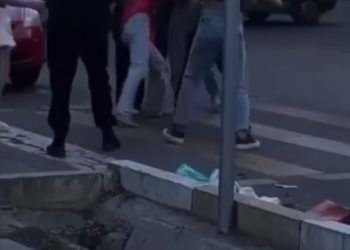 Бишкекте үч кыздын жалгыз кызга кол салышы. Милиция кылмыш ишин козгоду (видео)