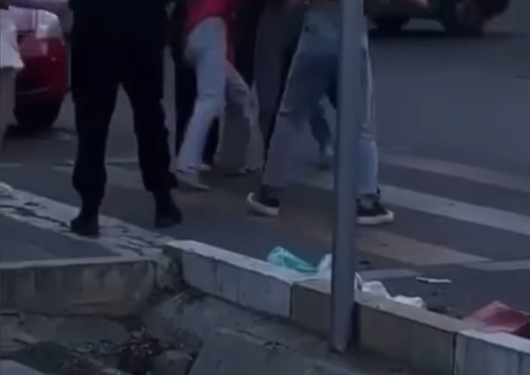 Бишкекте үч кыздын жалгыз кызга кол салышы. Милиция кылмыш ишин козгоду (видео)