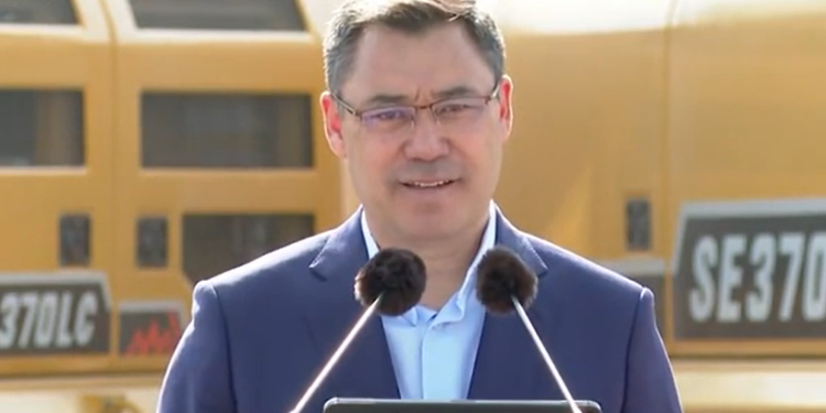 «Кыргыздар өлгүдөй жалкоо элбиз». Садыр Жапаров жалкоолук тууралуу да анекдот айтты (видео)