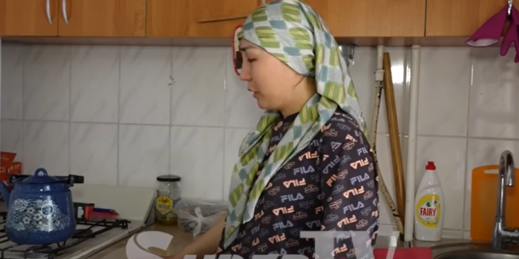 Рак менен күрөшкөн келин: «Көзүм өтүп кетсе, балдарым «апам тамакты даамдуу жасачу эле» деп эстесе дейм»