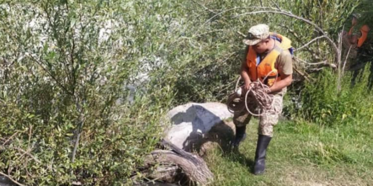 Аламүдүн суусуна агып кеткен эне-бала. Келиндин жакындары ыктыярчылар керектигин билдиришти