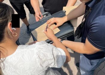 «Окуудан чыгарам». КУУнун мугалими пара алып жаткан жеринен кармалды