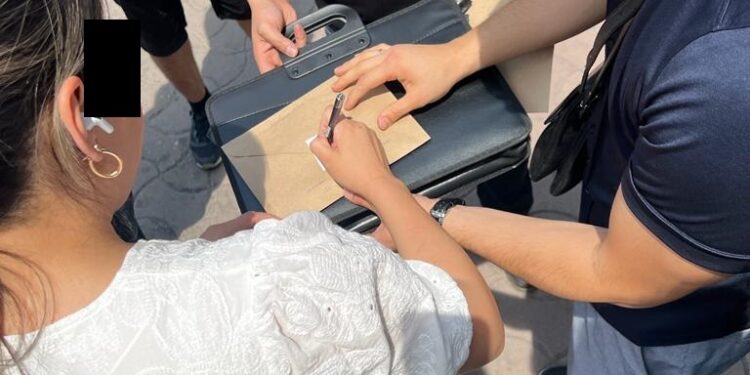 «Окуудан чыгарам». КУУнун мугалими пара алып жаткан жеринен кармалды