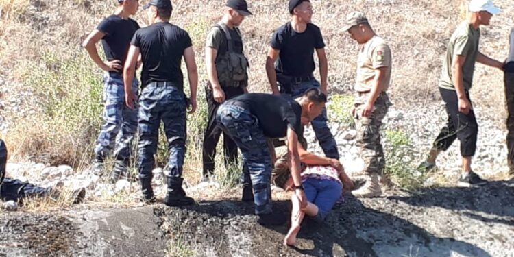 Баткенде 2 милиция кызматкери каналда агып бара жаткан аялды куткарып калышты