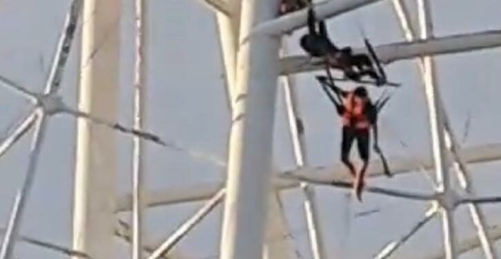 Ысык-Көлдө жергиликтүү тургундар жана милиция кызматкерлери аттракционго илинип калган эс алуучуга жардам беришти