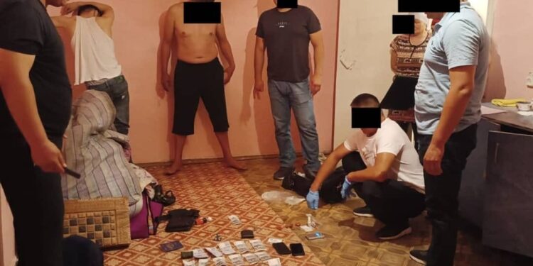 Ноокатта 3 килограммга жакын баңгизат алып жүрүүгө шектелгендер кармалды