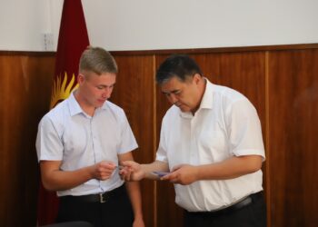 Апасы каза болгондон кийин документи жок болгон жаранга Ташиев паспорт тапшырды