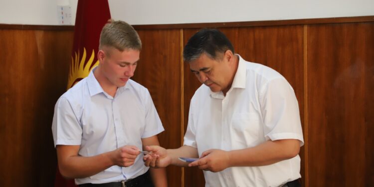 Апасы каза болгондон кийин документи жок болгон жаранга Ташиев паспорт тапшырды