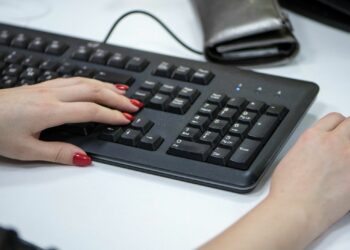 Жогорку Кеңеш 7,8 миллион сомго компьютерлерди сатып алат